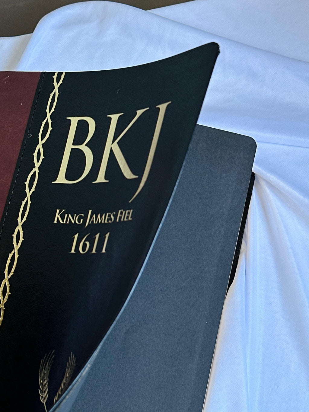Bíblia King James 1611 Com Estudo Holman BKJ Preta e Marrom