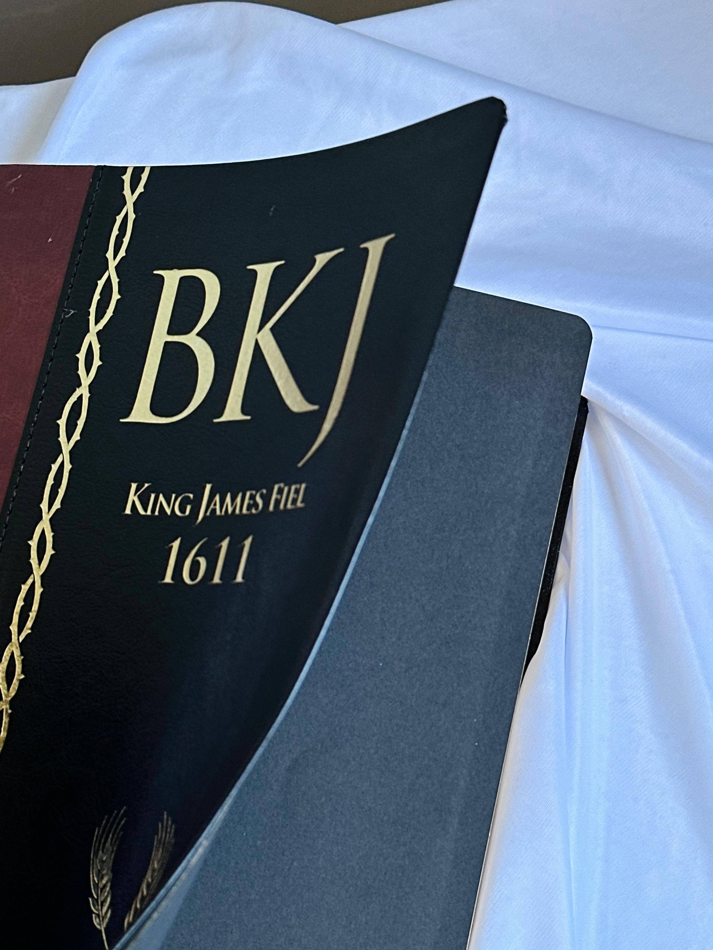 Bíblia King James 1611 Com Estudo Holman BKJ Preta e Marrom
